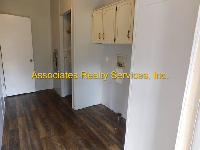 Building Photo - Secluded home in the country!