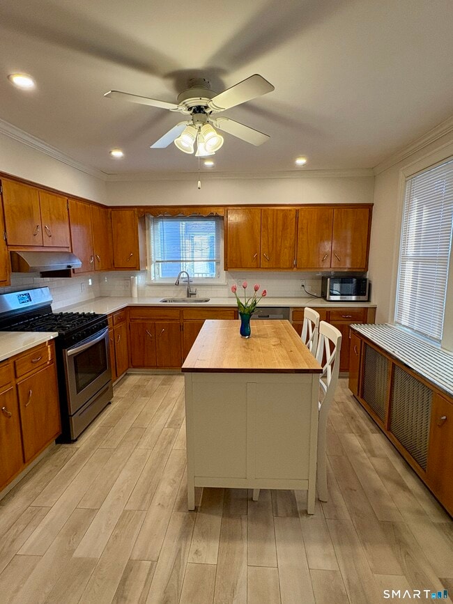 Building Photo - 124 Pemberwick Rd