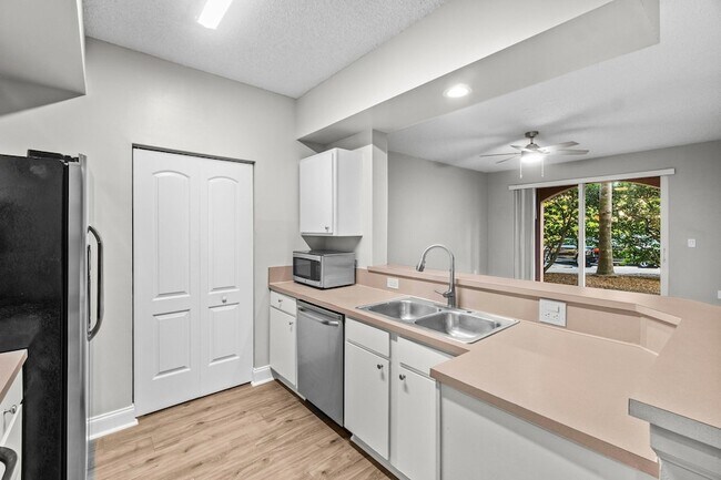 Building Photo - 1000 Scotia Dr