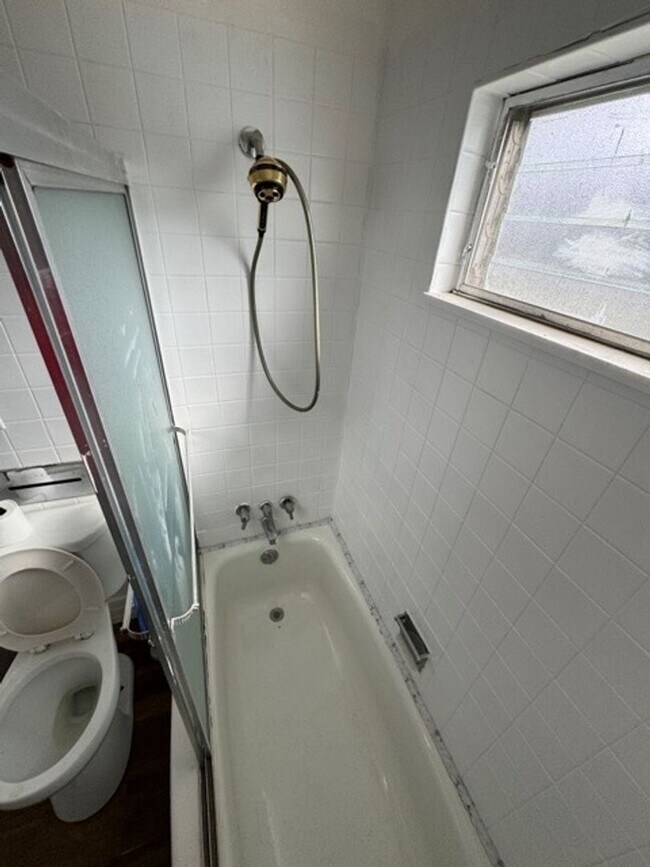 Building Photo - Charming 3-Bedroom Property in Prime Location