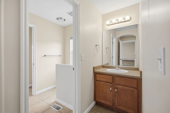 Building Photo - Spacious South Ogden Townhome w/ Garage