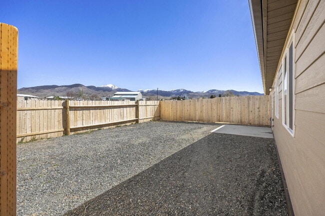 Building Photo - Newer Duplex for Rent Between Twin Bridges and Sheridan!