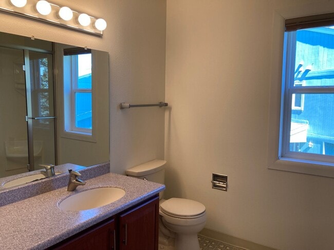 Building Photo - Beautifully kept (3) Bed, (2.5) Bath in Ea...