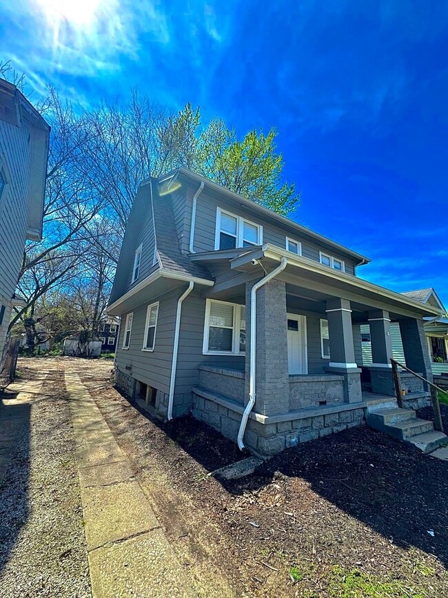 Building Photo - Spacious 3 Bedroom Home