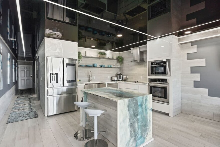 Building Photo - 8743 Thomas Dr