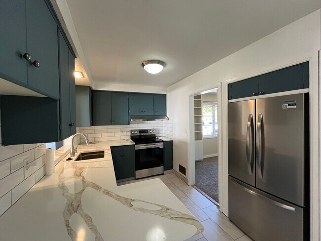 Building Photo - Charming 3-Bedroom Home with Bonus Room in Prime Beaverton Location Cedar Hills Neighborhood!!!