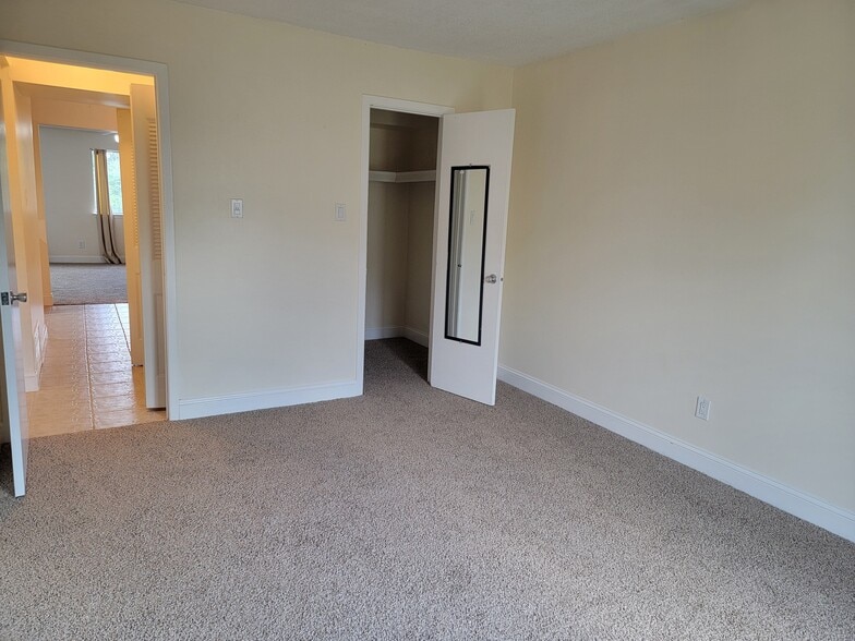 Building Photo - 2047 Jason Dr