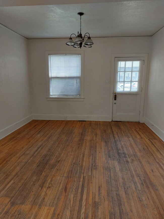 Building Photo - College Housing - 4 bedrooms