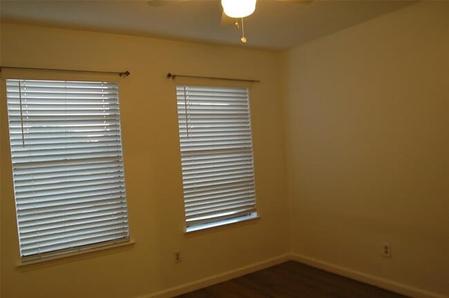 Building Photo - 1428 W Braker Ln