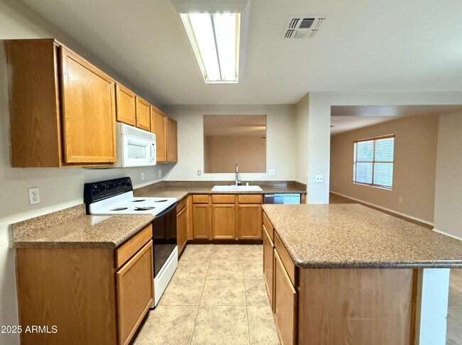 Building Photo - 10422 E Bramble Ave