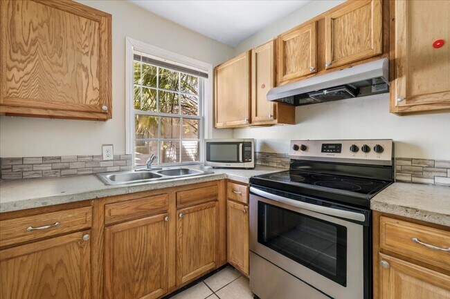 Building Photo - 1709 Le Grand St