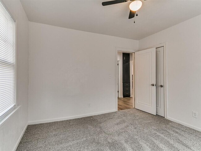 Building Photo - 2204 N Hood St