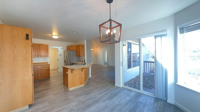 Building Photo - Charming 3 Bedroom / 2 Bathroom Home in NW Redmond