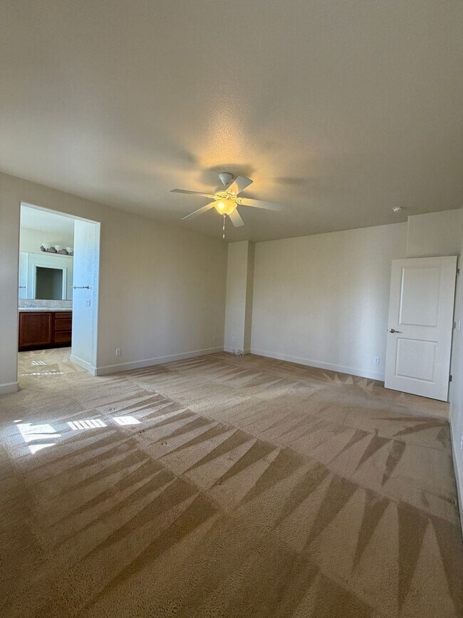 Building Photo - Spacious 4 Bedroom, 2.5 Bath in North Valleys