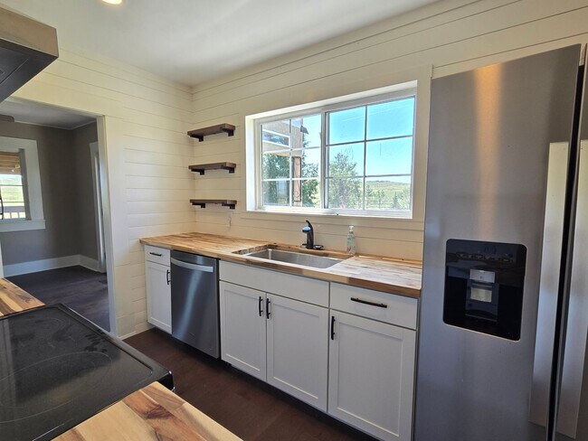 Building Photo - 2 Bedroom Ranch home- HORSES ALLOWED