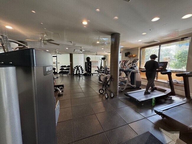 Building Photo - 3 Bedroom 2 Bathroom down town San Diego