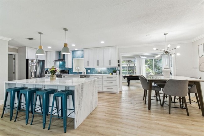 Building Photo - 3922 Fontainebleau Dr