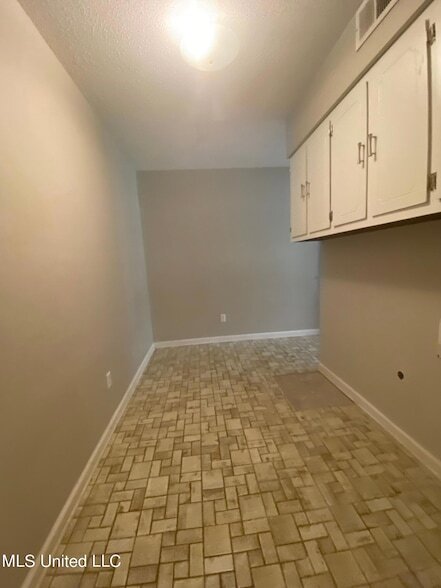 Building Photo - 144 Vaughn Ln