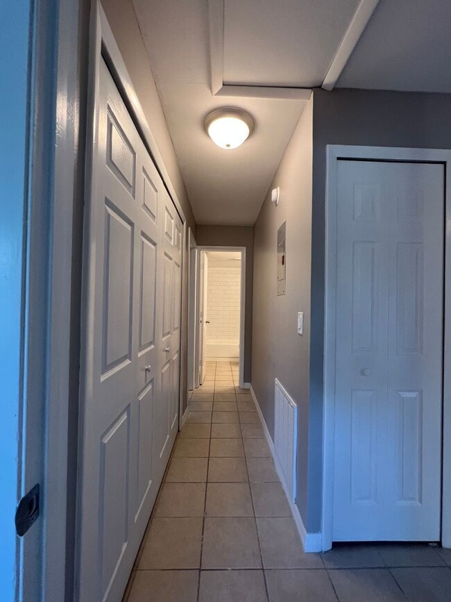 Building Photo - Updated & Remodeled 2/2 Townhouse in Kissi...