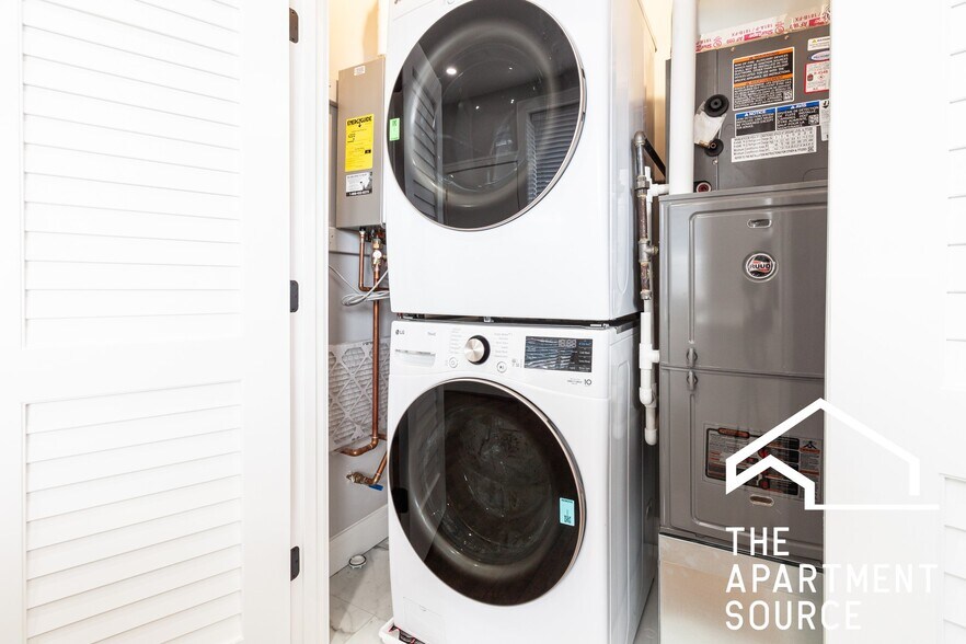 Building Photo - 3840 N Wilton Ave