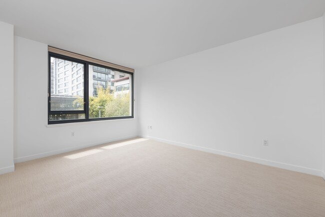 Building Photo - 250 King St