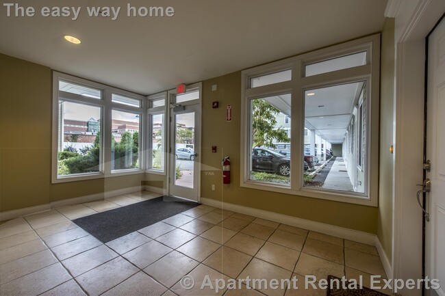 Building Photo - 110 Second St Unit #PH12