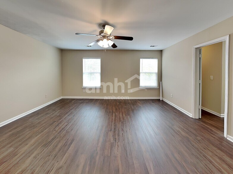 Building Photo - 2920 Mayfair Dr