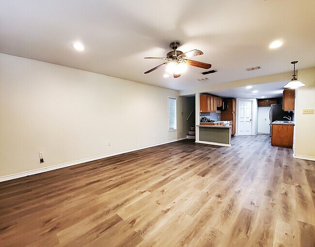 Building Photo - Welcome to this charming 2 bedroom, 2 bathroom home in Henderson, Texas!