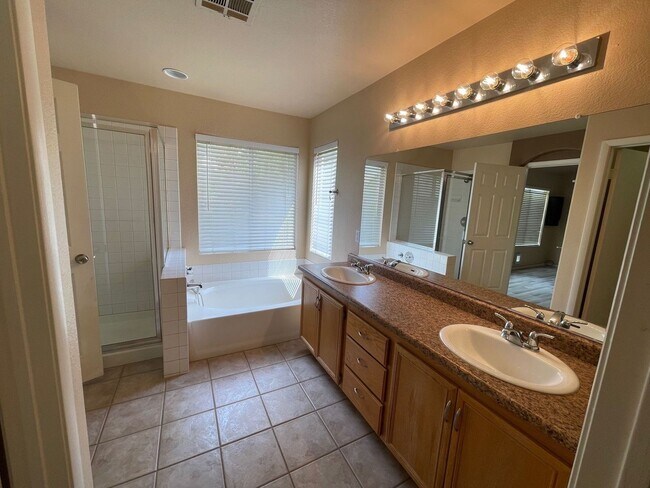 Building Photo - CHARMING 3BD/2BA HOME NEAR ELKHORN