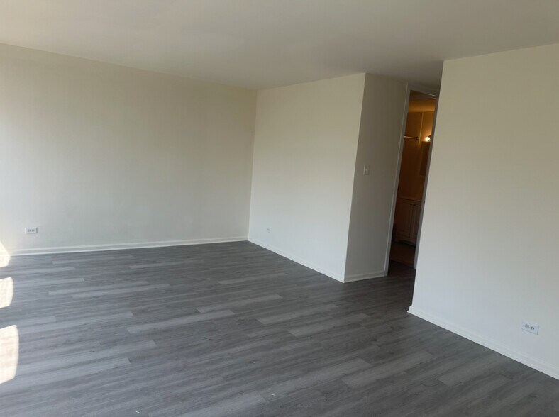 Building Photo - 1400 E 55th Pl