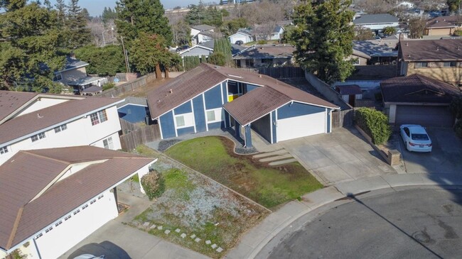 Building Photo - FOUR BEDROOM HOME ON A HUGE LOT SEE VIDEO