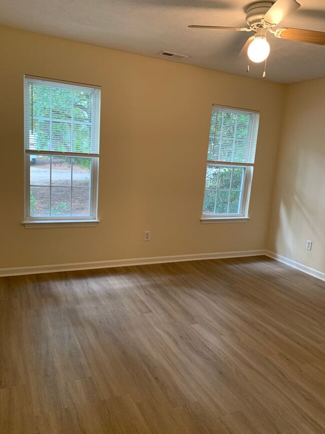 Building Photo - $500 OFF 1ST MONTH'S RENT3 Bedroom 3 Bath ...
