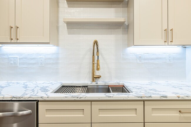 Building Photo - 632 Applegate Ln