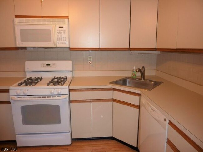 Building Photo - 133 Sunrise Dr