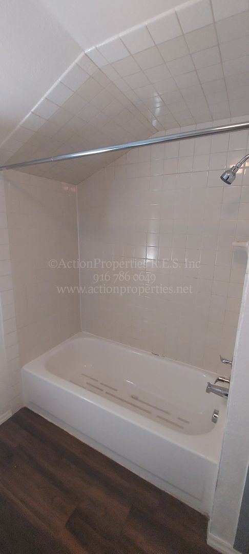Building Photo - Central Roseville, 1 Bed, 1 Ba, Wall Air, ...