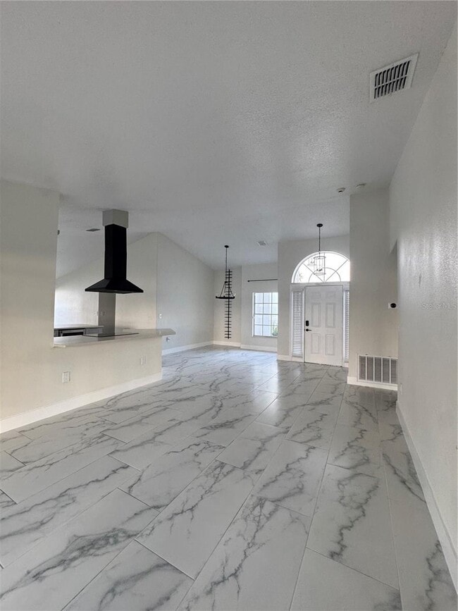 Building Photo - 2652 Hawthorne Ln