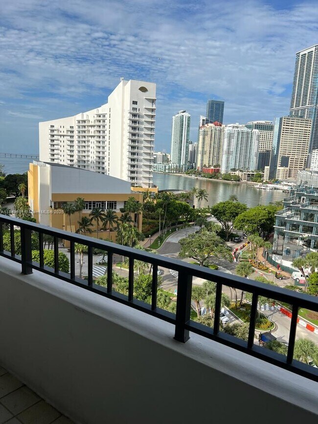 Building Photo - 520 Brickell Key Dr