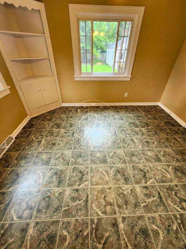 Building Photo - Charming 3-Bedroom Home with Spacious Rooms, Garage & Appliances Included!