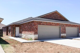 Building Photo - Beautiful Duplex!