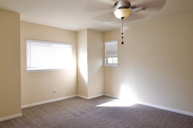 Building Photo - 3215 Cumberland Ct