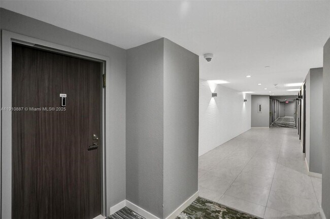 Building Photo - 2555 Collins Ave