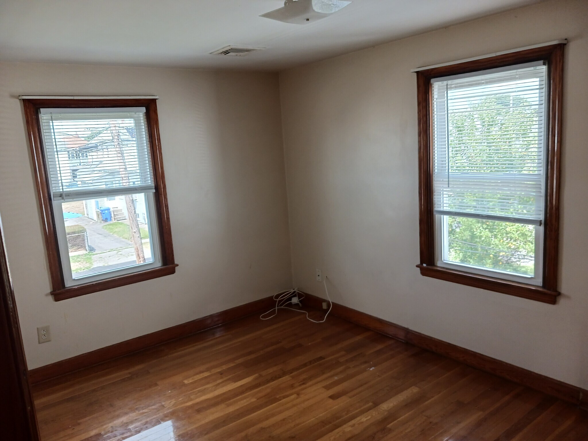 Building Photo - 213 Suffolk Ave