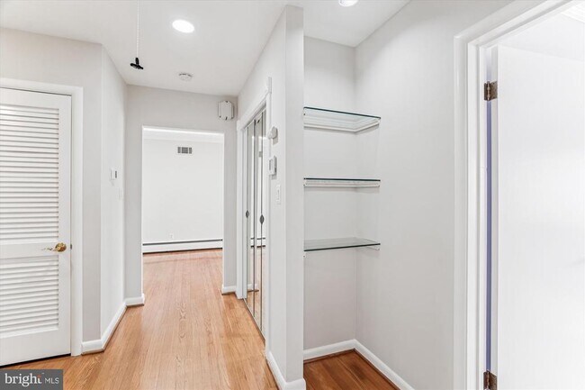 Building Photo - 5813 Midhill St