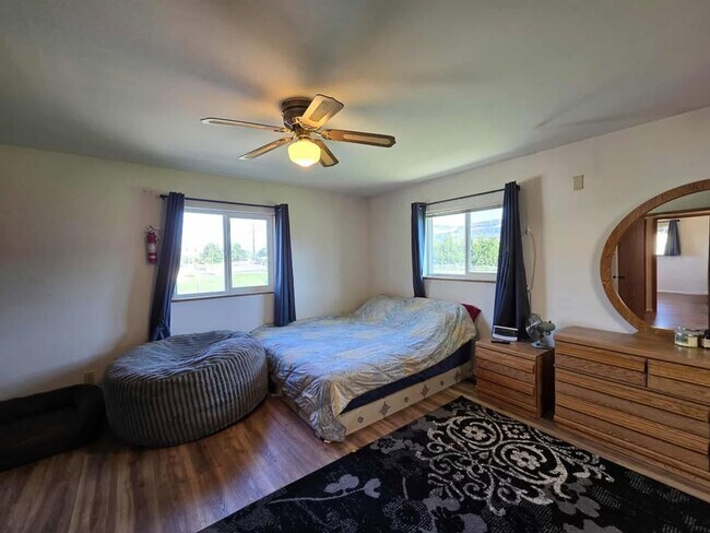 Building Photo - Large 3 Bedroom, 2.5 Bath on Beautiful, HU...