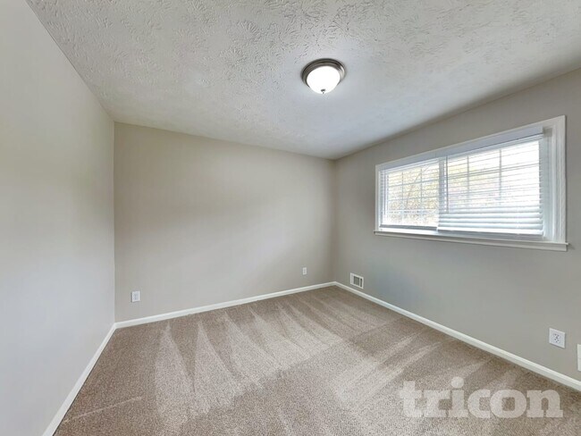 Building Photo - 425 Monivea Ln