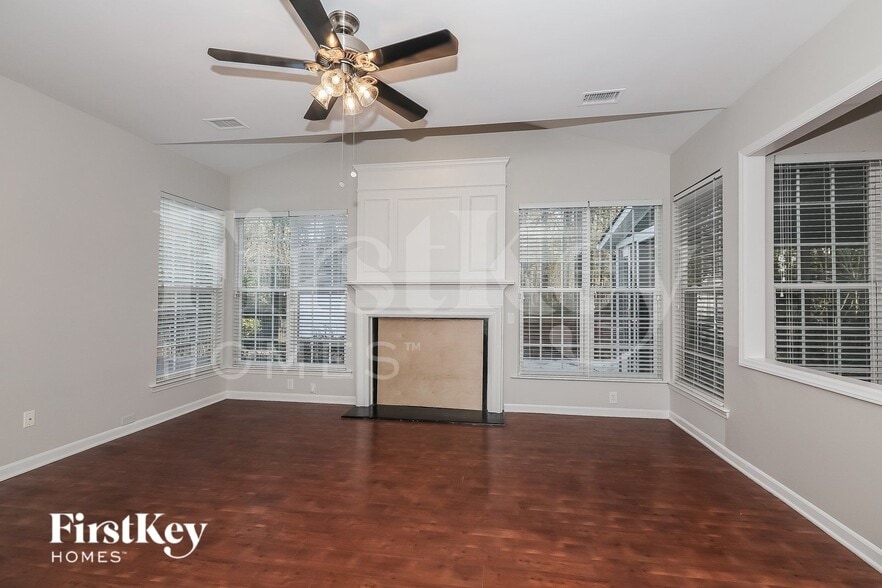 Building Photo - 6147 Creekview Ct