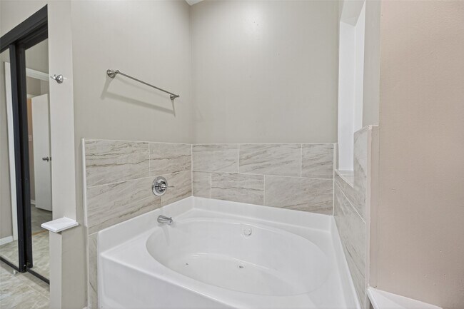 Building Photo - 6635 Queensclub Dr