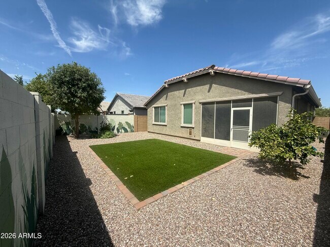 Building Photo - 327 W Tamarack Dr