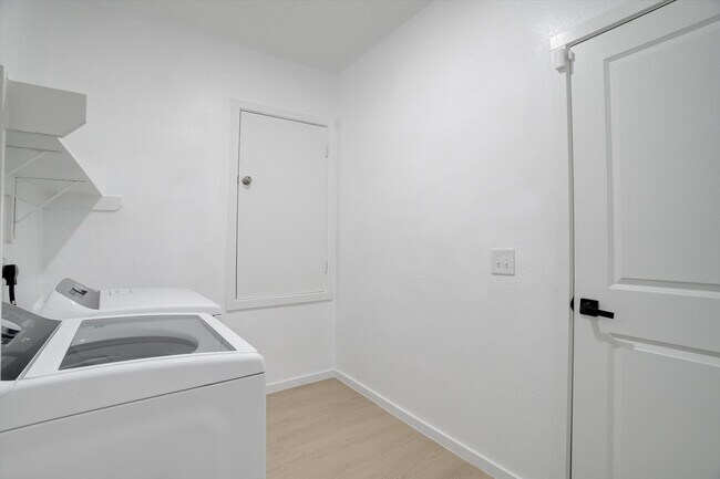Building Photo - 511 Louis Ln