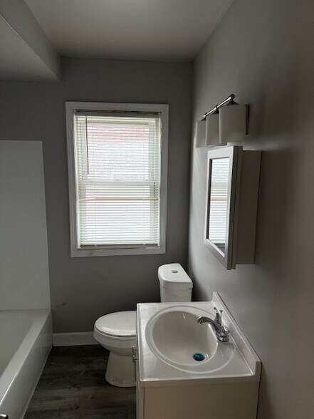 Building Photo - 15018 Seymour St